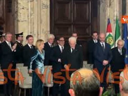 "Buon 2026", poi applauso e strette di mano per Mattarella allo scambio degli auguri al Quirinale