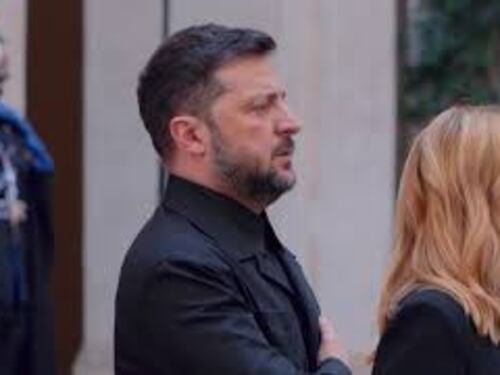 Zelensky canta inno ucraino durante onori militari a Palazzo Chigi con Giorgia Meloni