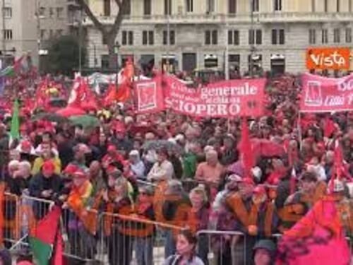 "Democrazia al lavoro", il corteo della Cgil a Roma, i manifestanti riempiono Piazza San Giovanni
