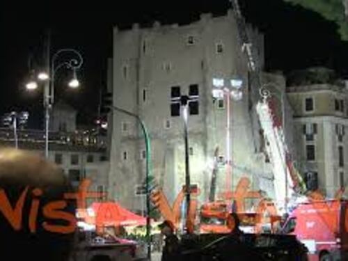 Crollo Torre dei Conti a Roma, si scava con le mani per salvare l'operaio ancora sotto le macerie
