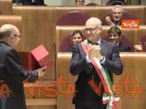 Carlo Verdone riceve la Lupa Capitolina dopo la giornata da Sindaco di Roma
