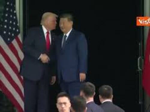 Trump e Xi Jinping si salutano con una stretta di mano dopo l'incontro in Corea del Sud