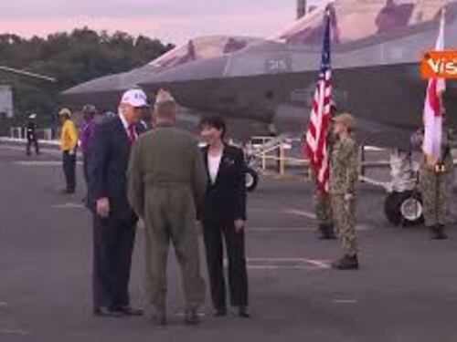 Trump con berretto Usa arriva con la premier giapponese Sanae Takaichi alla base navale di Yokosuka