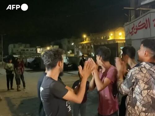 Gli abitanti di Gaza festeggiano davanti l'ospedale Nasser di Khan Yunis