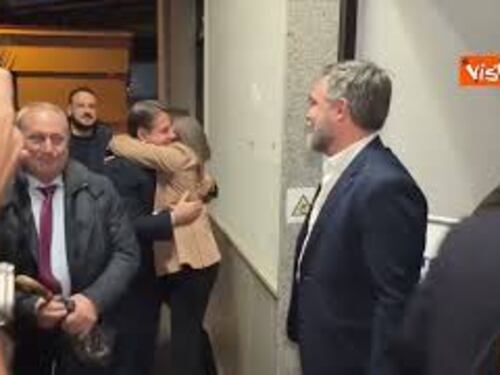 Abbracci per Conte e Fico all'arrivo al comitato elettorale a Napoli