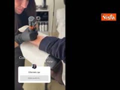Calenda si fa tatuare e posta il video, sull'avambraccio il tridente dell'Ucraina