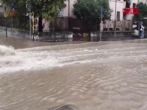 Milano: esonda il Seveso, auto rimane bloccata nell'acqua alta