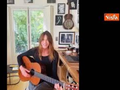 "Posso suonarti una canzone amore mio?" Carla Bruni dedica "Let it Be" al marito Sarkozy