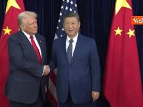 Lo storico incontro tra Trump e Xi Jinping in Corea del Sud. Ecco la stretta di mano
