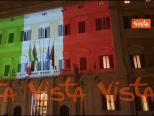 4 Novembre, Montecitorio illuminato con il tricolore per la Festa delle Forze Armate
