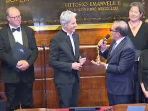 Claudio Baglioni riceve la Martinella da La Russa al Concerto di Natale al Senato