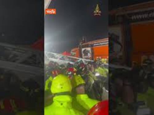 Crollo Torre dei Conti, estratto vivo l’operaio dopo 11 ore sotto le macerie in gravi condizioni
