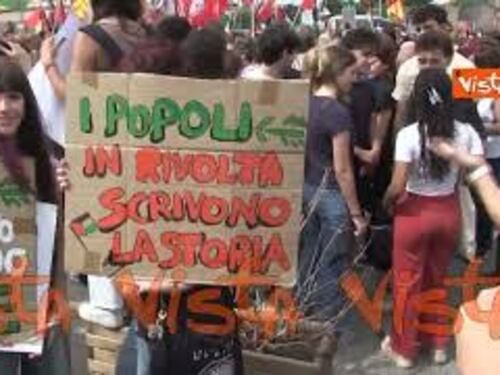 "Netanyahu wanted", i cartelli dei manifestanti pro Palestina a Piazza dei Cinquecento a Roma