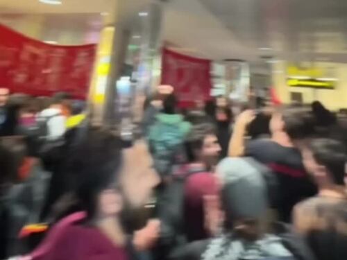 Manifestanti occupano l'aeroporto di Firenze