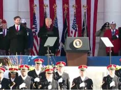 Trump e Jd Vance cantano "God Bless America" al Cimitero di Arlington per il Giorno di Veterani