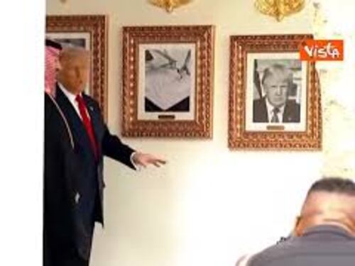 Trump con bin Salman davanti a foto autopen che sostituisce ritratto di Biden alla Casa Bianca