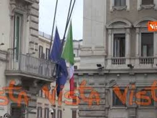 Le bandiere di Palazzo Chigi a mezz'asta nel giorno del funerale dei tre Carabinieri morti a Verona