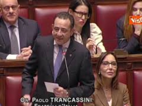 Manovra, Trancassini (FdI) cita Vasco Rossi prima del voto finale: È un equilibrio sopra la follia