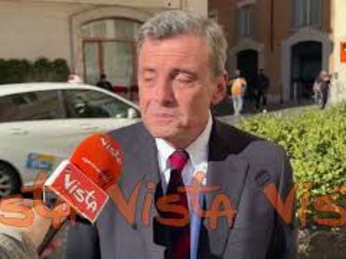 Calenda mostra tatuaggio con tridente Ucraina: Hanno disperato bisogno di sostegno