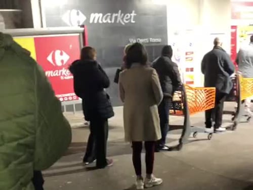 Decine di persone in coda in un supermercato notturno della Capitale