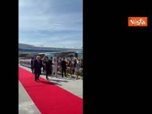 Trump in Malesia balla e sventola le bandiere all'arrivo all'aeroporto di Kuala Lumpur