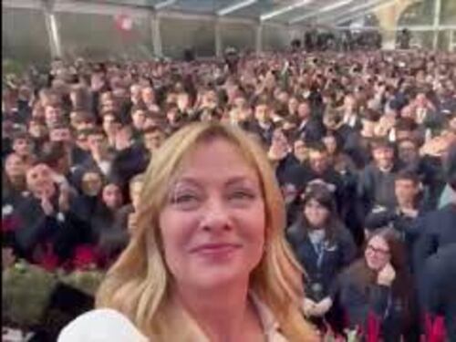 Il selfie di Meloni sul palco di Atreju con il pubblico: Ben accompagnata