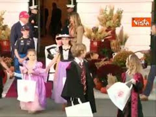 Trump e Melania accolgono i bambini con "dolcetto o scherzetto" a festa Halloween alla Casa Bianca