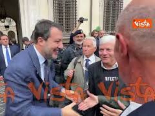 Salvini scherza con un sostenitore palermitano a Palazzi Chigi: Lo vuoi sto Ponte, sì?