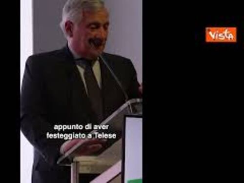 Faccio politica, mica lo "Schiattamuorto", Tajani risponde alle critiche per i salti su palco Napoli