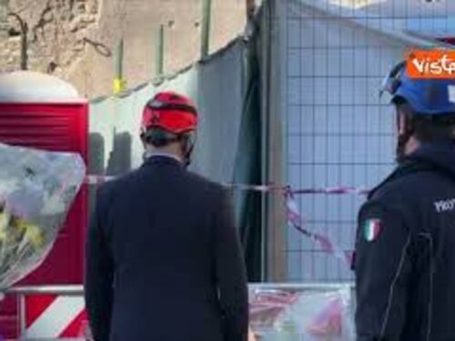 Crollo Torre Conti, Gualtieri depone mazzo di fiori a Largo Corrado Ricci per operaio scomparso