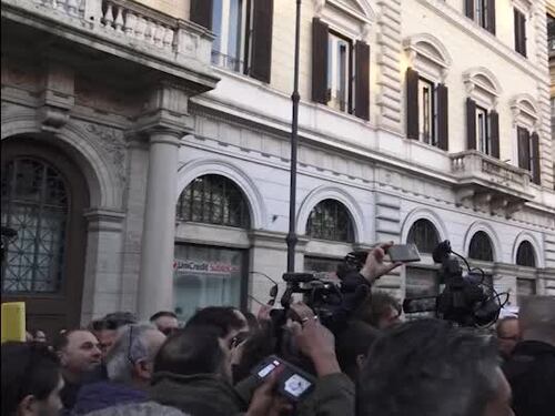 Attivisti M5S aggrediscono la iena Filippo Roma