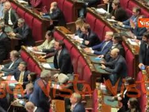 Deputati FdI abbracciano Bignami, dai banchi Pd gridano "Fuori, fuori"