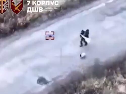 Drone russo uccide due civili con la bandiera bianca e il loro cane