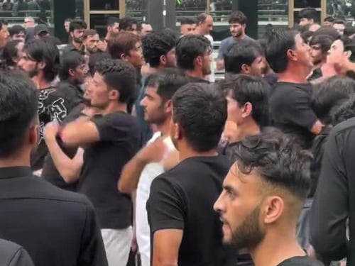 Donne isolate alla festa islamica: le immagini choc dell'Ashura