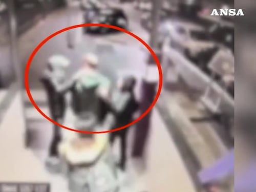 Calci, pugni e spray per una collanina d’oro: la rapina fuori dalla metro di Milano