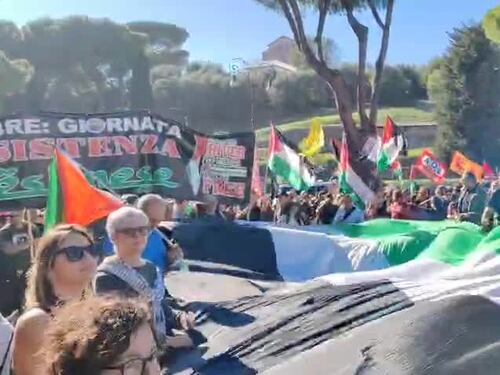 Cori per Hamas nel corteo pro Pal, poi lo striscione: “7 ottobre resistenza”