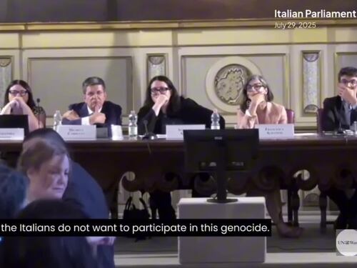 "El Pueblo unido...". Il canto di Francesca Albanese al centro sociale