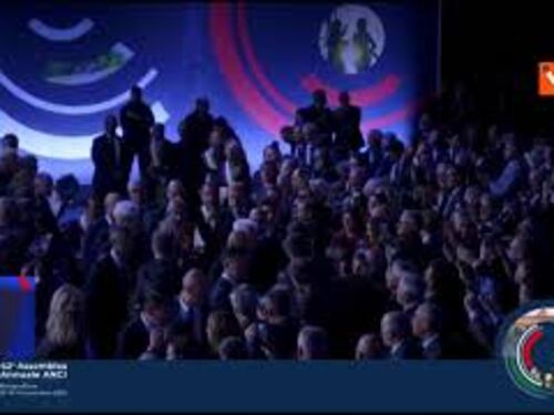 Applausi per Mattarella al suo arrivo 42esima assemblea annuale dell'Anci a Bologna