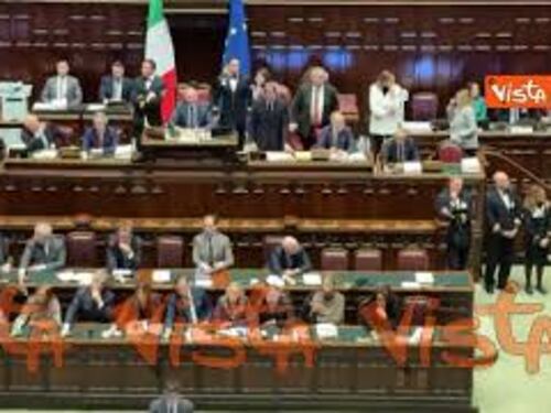 Manovra, gli applausi della maggioranza al momento dell'approvazione