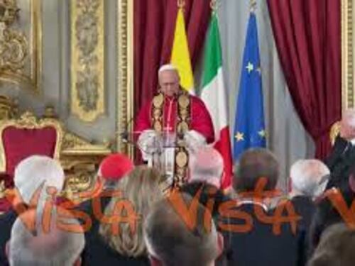 Applauso e standing ovation per il Papa al Quirinale, poi la stretta di mano con Mattarella