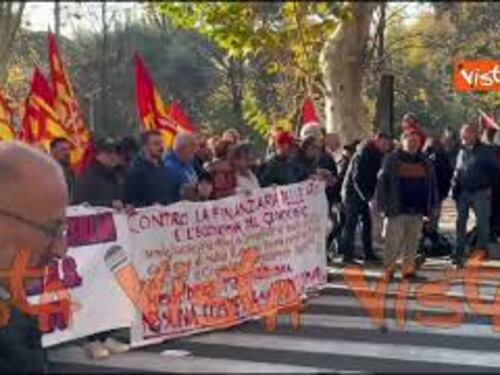 "Contro la finanziaria delle armi", il corteo pro Palestina sfila per le vie di Roma