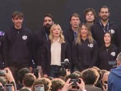 Meloni sul palco di Atreju con la felpa dei volontari canta l'Inno di Mameli