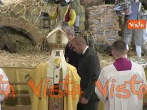 Natale 2025, Papa Leone XIV porta il Bambin Gesù al presepe al termine della Messa in San Pietro