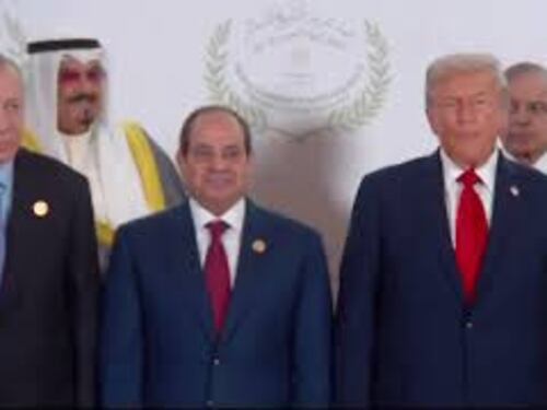 Meloni in Egitto per firma accordi pace Gaza. La foto con i leader, tra i quali Trump ed Erdogan
