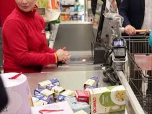 Lollobrigida fa la spesa al supermercato a Roma per donarla alla Colletta Alimentare
