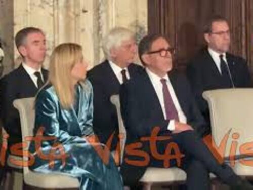 Completo azzurro metallizzato in velluto, il look di Meloni per gli auguri di Natale al Quirinale
