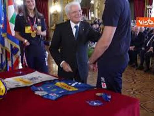Mattarella riceve Italvolley, per lui in dono medaglie, pallone e magliette autografate