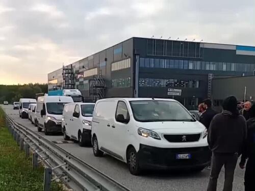 Torino, manifestanti pro Pal bloccano l'uscita dei corrieri