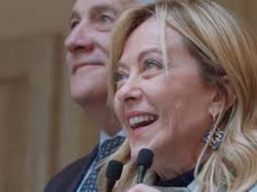 Meloni scherza coi dipendenti di Palazzo Chigi: Vi guardo negli occhi anche se altezza non mi aiuta