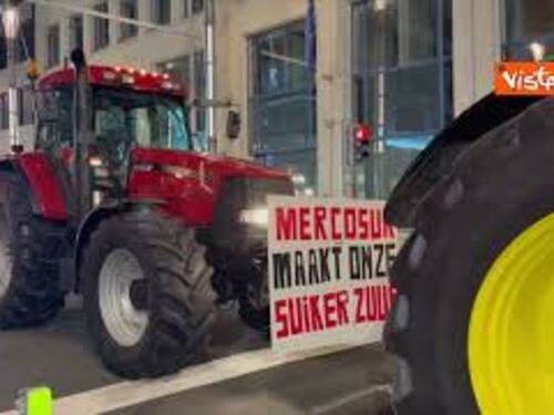 Gli agricoltori protestano con i trattori a Bruxelles al Consiglio Ue contro Mercosur e nuova Pac